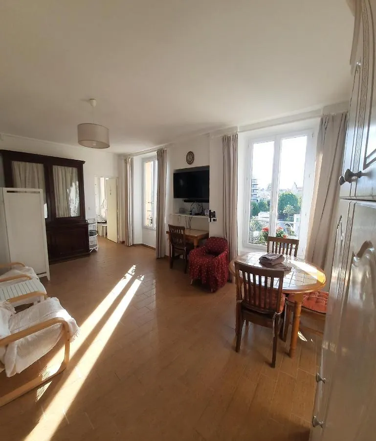 Homestay Ghis Lotus Apartment Cannes